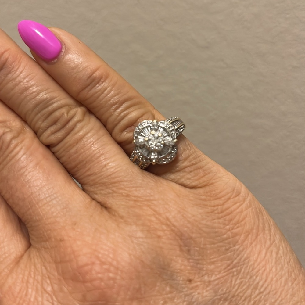 Elegant Diamond Statement Ring - Picture 14 of 16